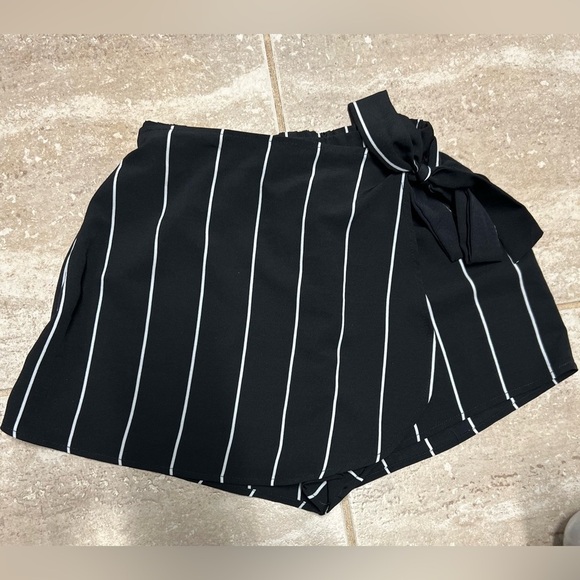 đź–¤CHARLOTTE RUSSE SUPER CUTE BLACK AND WHITE WRAP SKORT-EUCđź–¤SZ XS - Picture 7 of 11